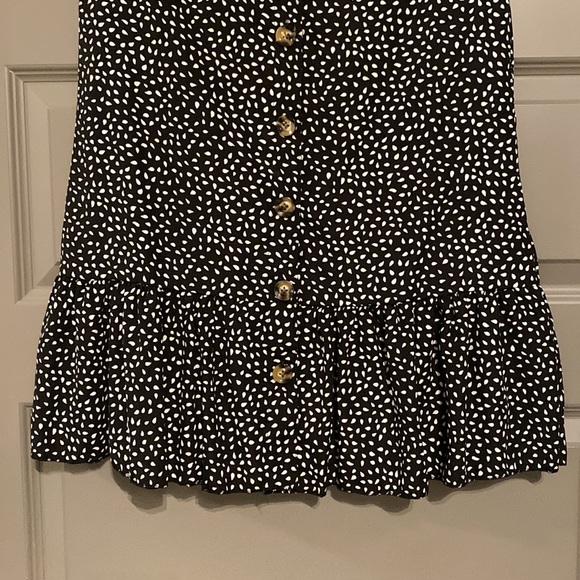 Black with white petal shaped design mini dress - Picture 4 of 4